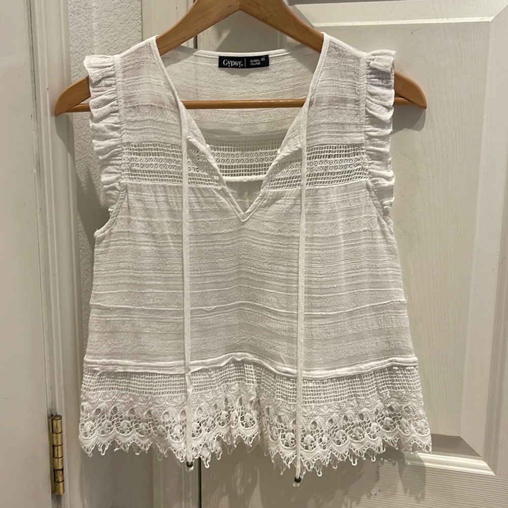 Pretty white sleeveless blouse